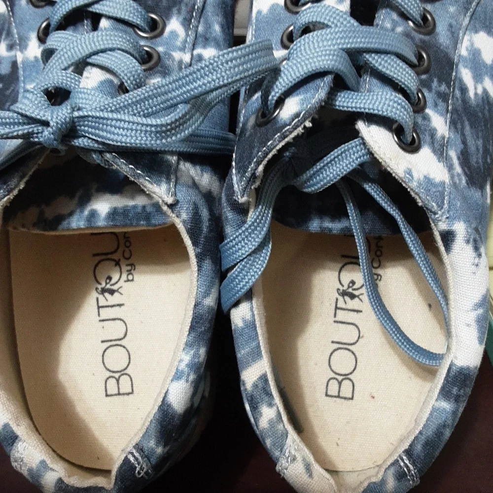 BOUTIQUE By Corkys Tart Blue/White Tie Dye Lace Up Women‎ 9